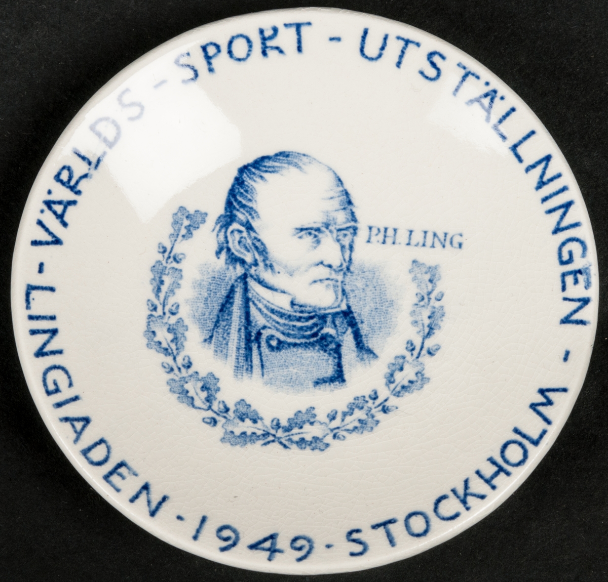 Askfat av keramik. Världssportutställningen Lingiaden 1949 Stockholm.
Avbildad man i Empireklädsel: P.H. Ling.