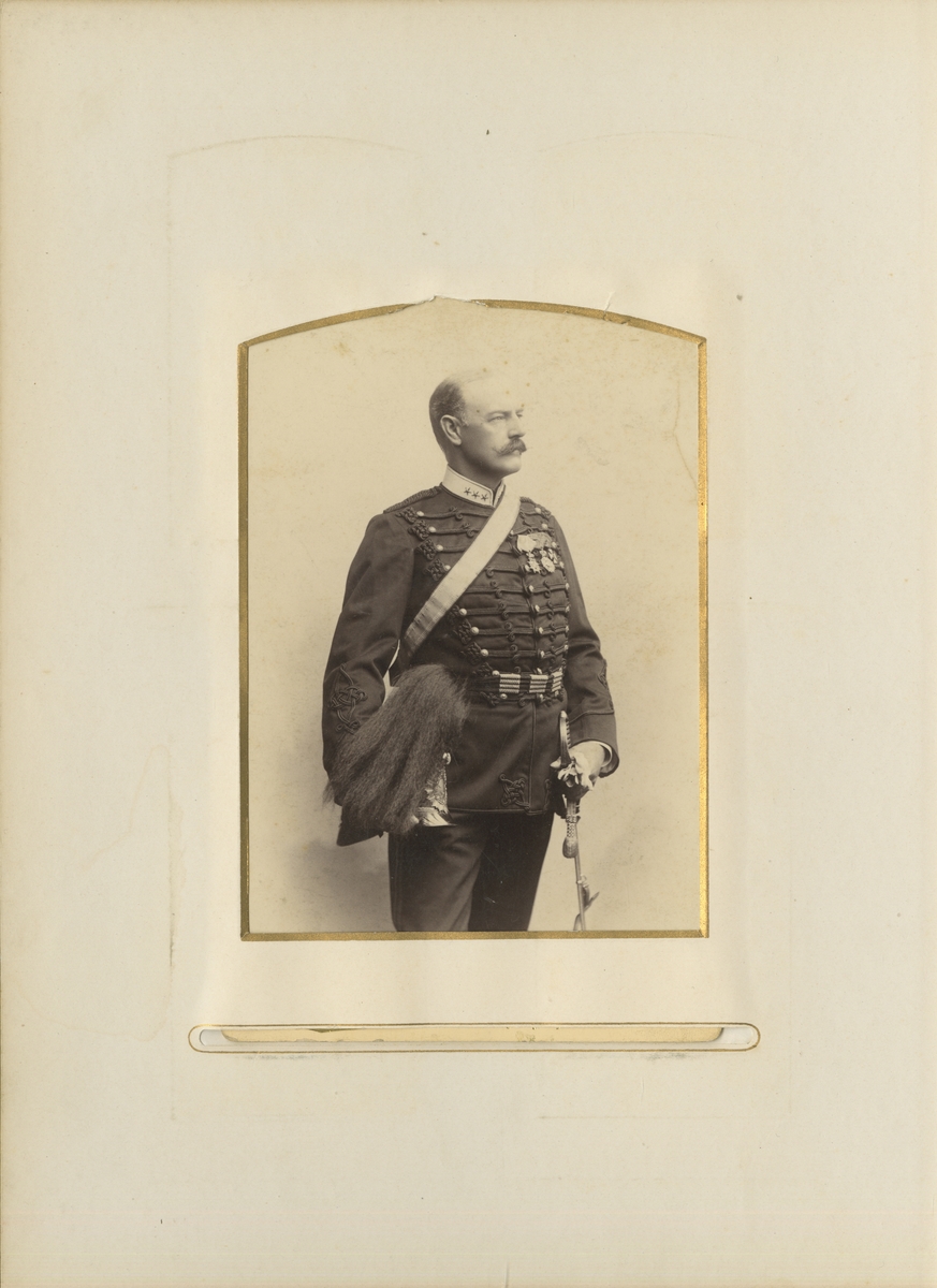 Porträtt av Åke Hjalmar Nordenfelt, kapten vid Wendes artilleriregemente A 3.

Se även bild AMA.0021875.