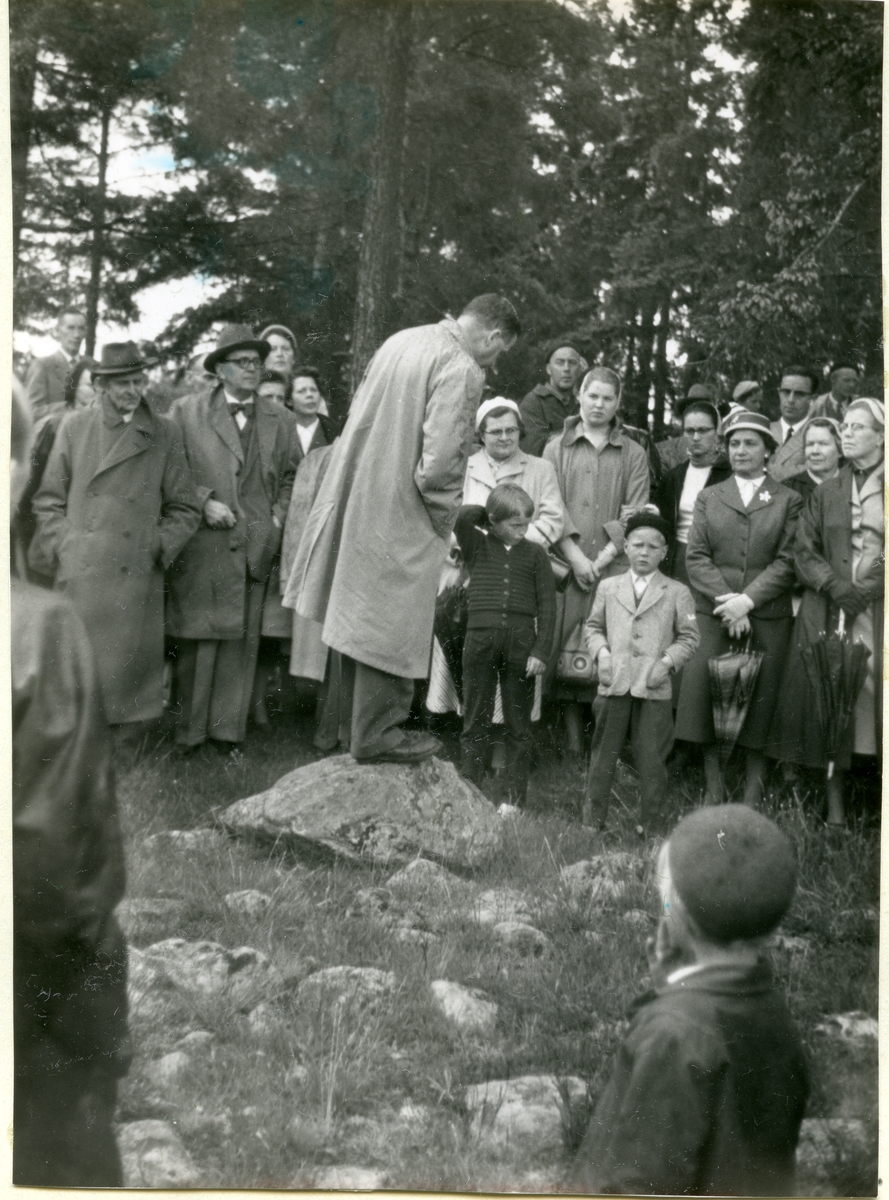 Kung Karl sn, Kungsör.
Kungsör Hembygdsförenings fornminnesutfärd den 1 juni 1957.
Sven Drakenberg stående på sten berättar för deltagarna.