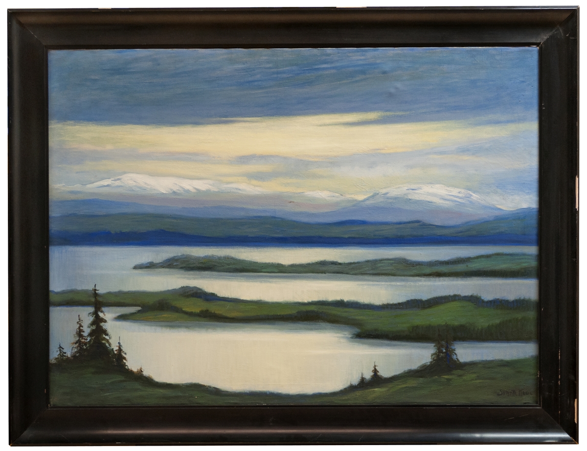 Oljemålning på duk, "Norrländskt landskap" av Svante Kede.
Svart ram.