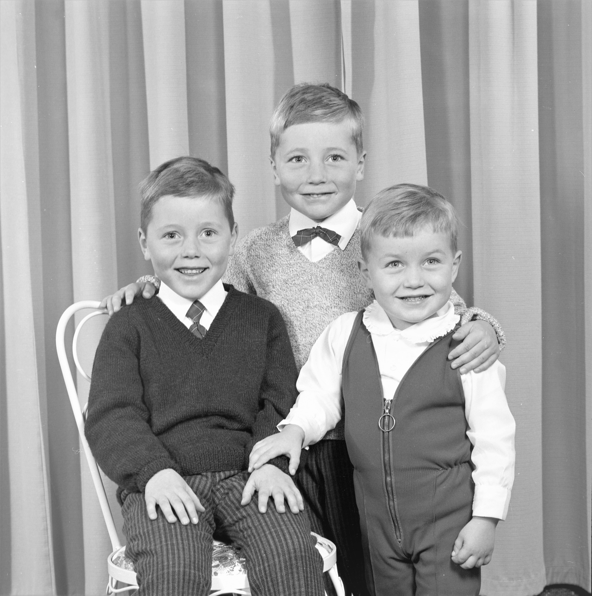 Portrett. Familiegruppe på tre. Tre unge gutter. Bestilt av Aslaug Bådsvik. Kirkegt. 75 og Arne Nesheim. Olav Duunsgt. 6