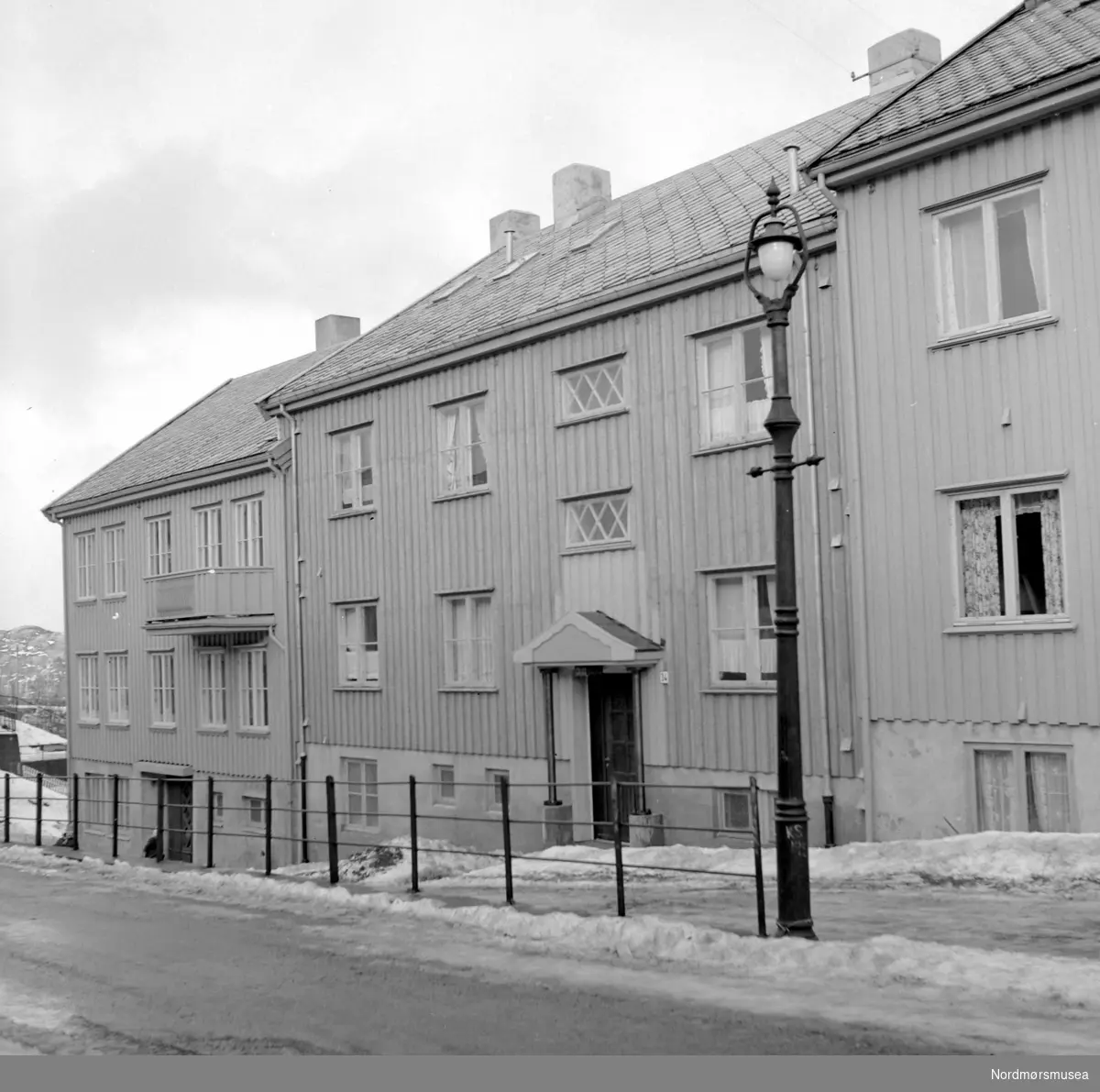 Foto av en bygård, mest trolig i Kristiansund. Datering er trolig mellom 1955-1965. Fotograf er Nils Williams i Kristiansund. Fra Nordmøre museums fotosamlinger.