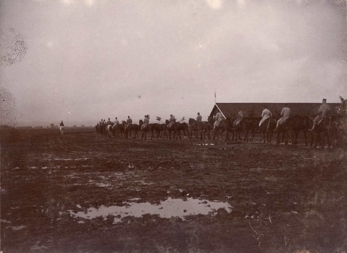 Soldater från Livregementets husarkår på övningsfält.