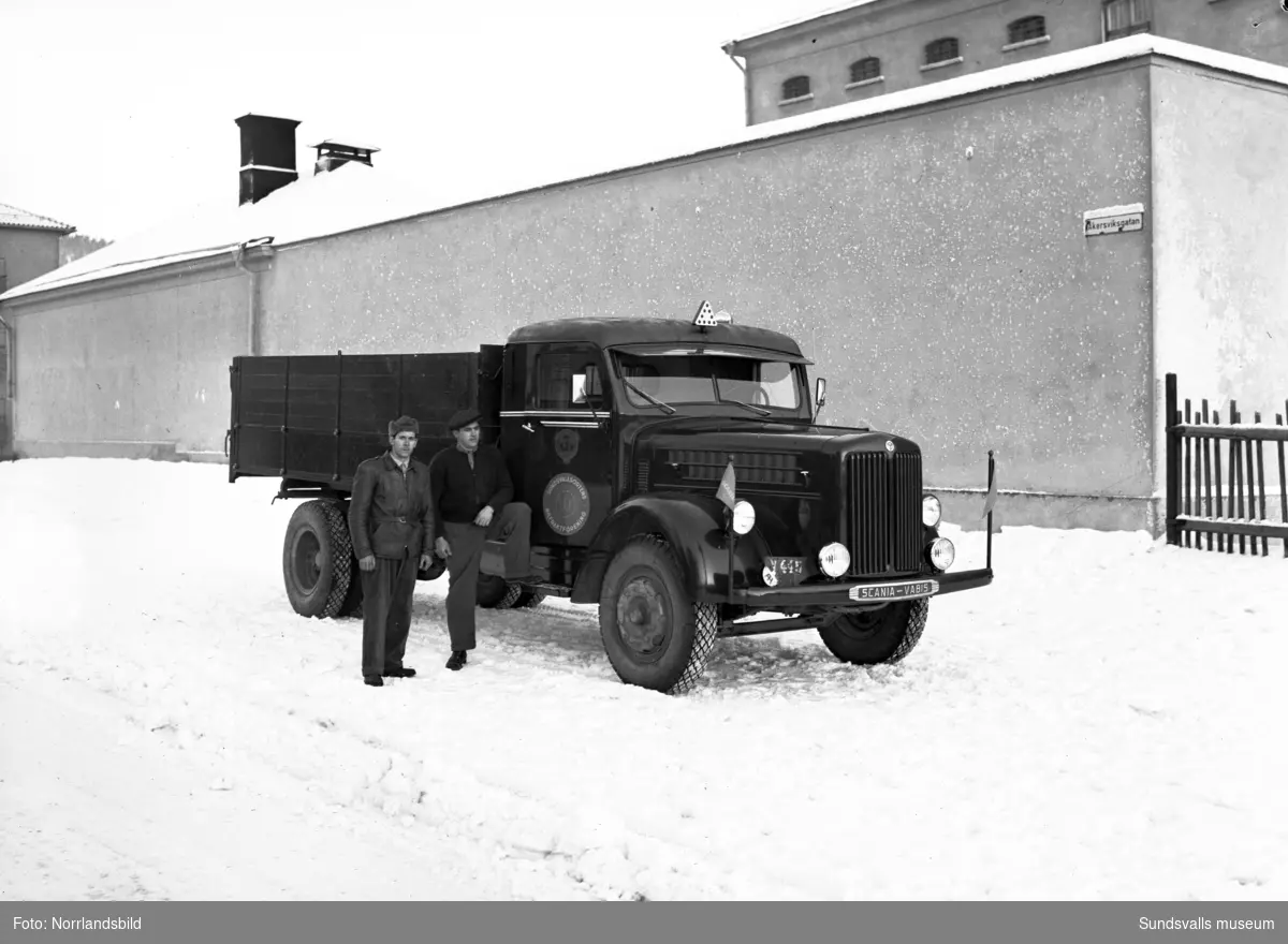 Sundsvallsortens Bilfraktförenings nya lastbil fotograferad utanför Kronohäktets mur på Åkersviksgatan.