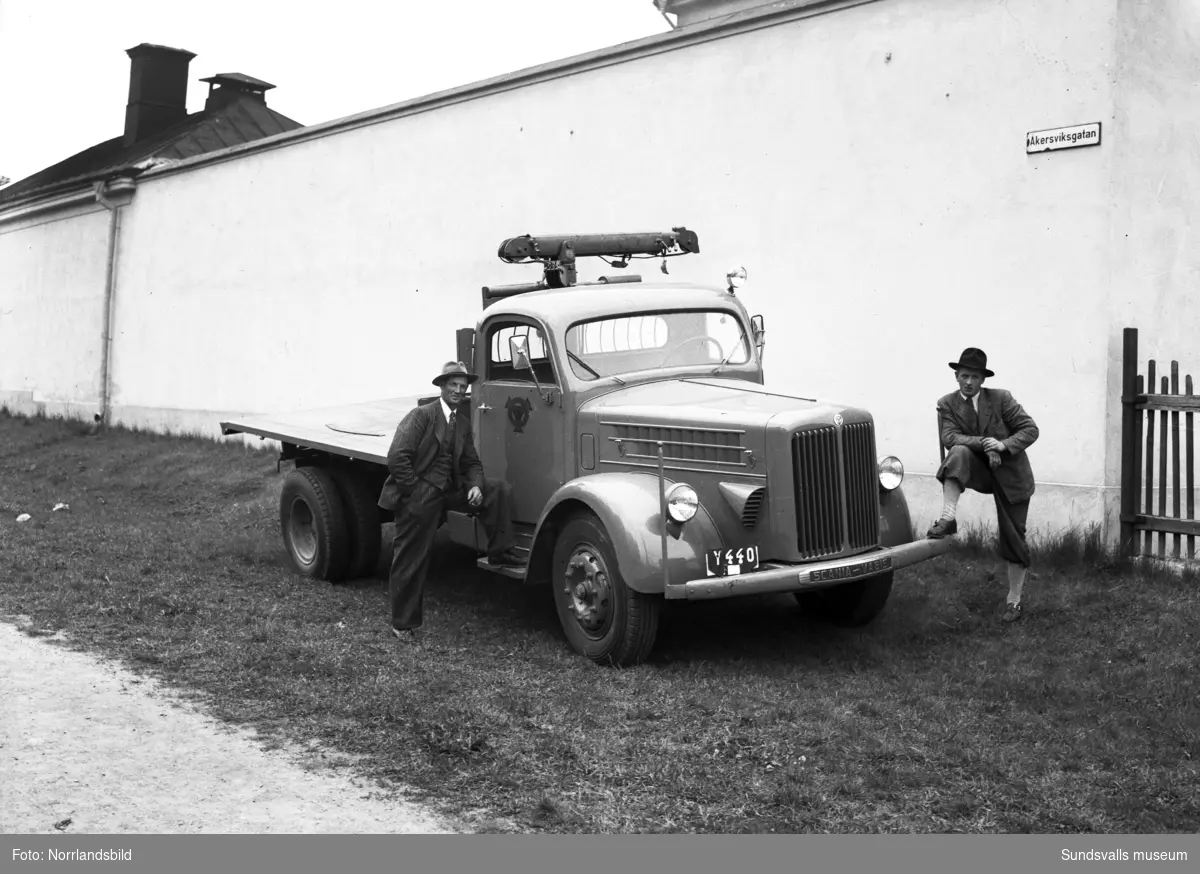 Lastbil  med kran, registreringsnummer Y440, fotograferad för Bil & Buss vid kronohäktets mur på Åkersviksgatan.