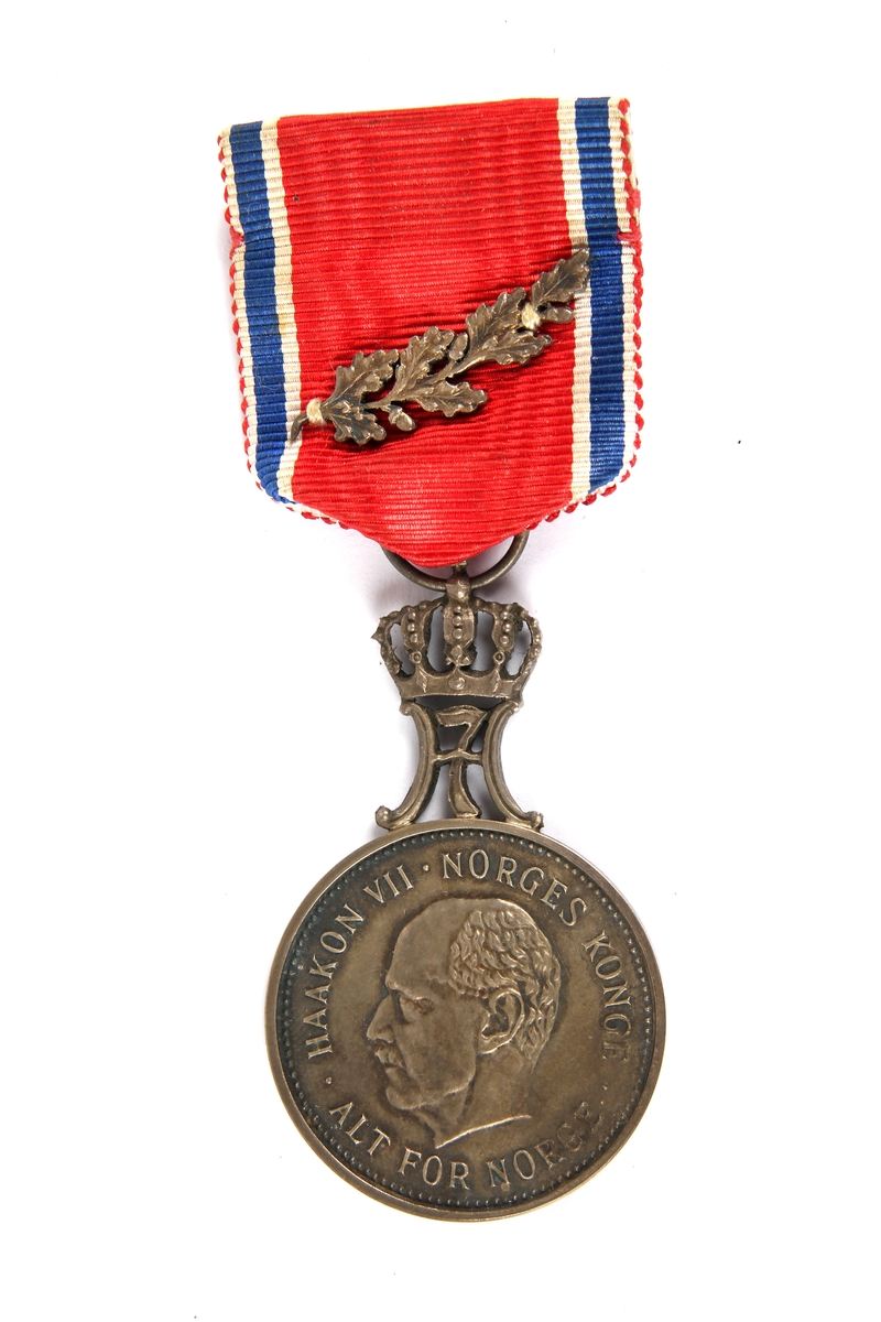St. Olavs Medaljen med Ekegren tildelt Sverre K. Andersen 5. August 1944, for personlig innsats for Norge under andre verdenskrig.