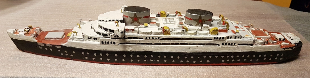 Skipsmodell laget av tre, passasjerskip, elevarbeid.