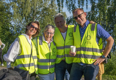 Fire frivillige fra Hamar Rotaryklubb poserer smilende i sine gule refleksvester. (Foto/Photo)