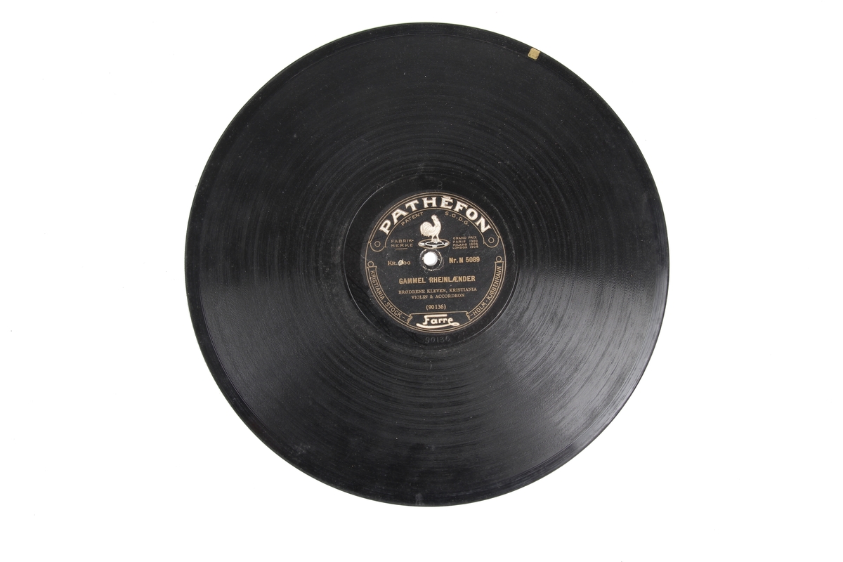 Grammofonplate av skjellakk med originalt plateomslag.