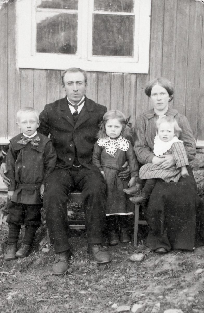 Lars Krøssengen med familie.