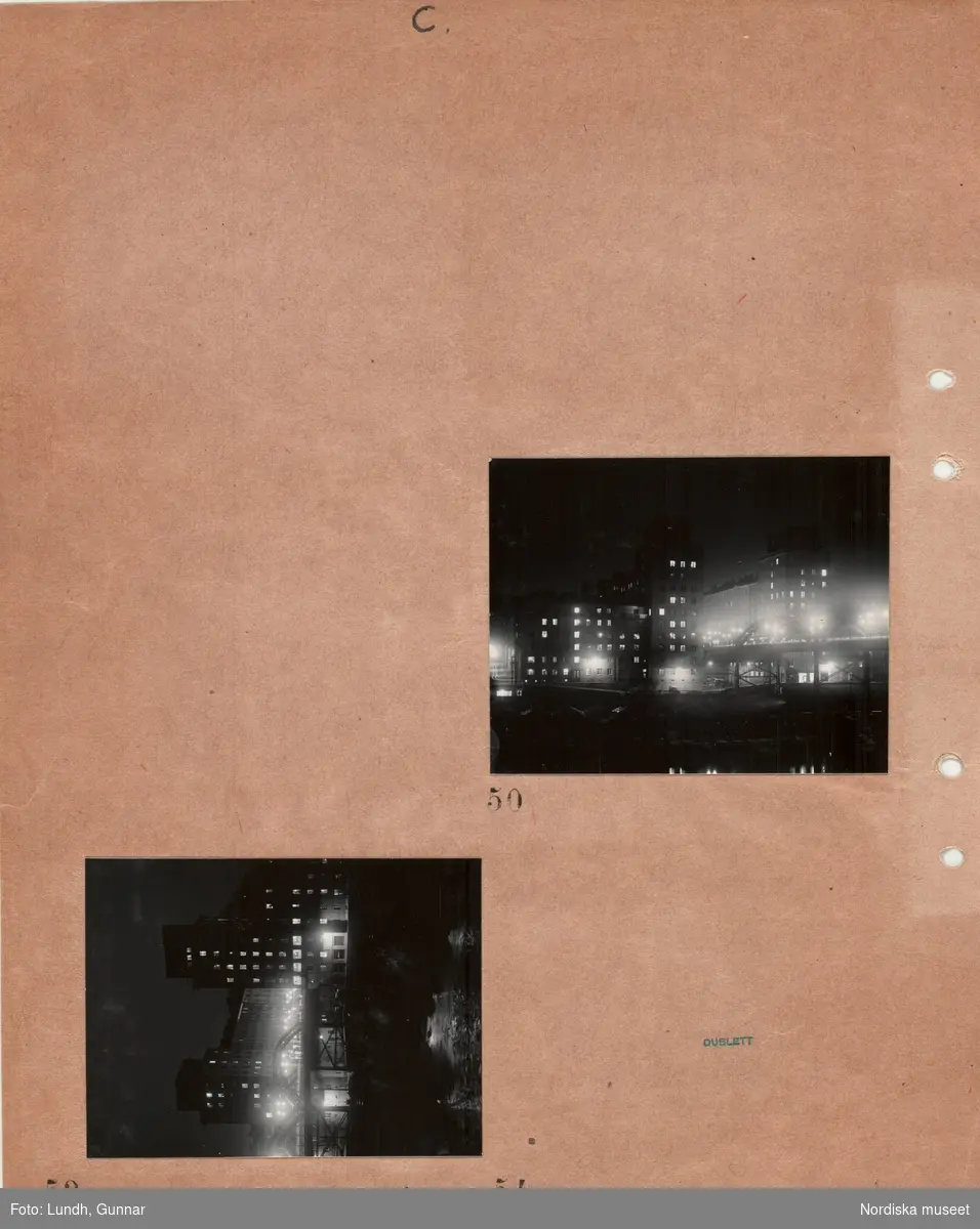 Motiv: (ingen anteckning) ;
Nattbild med hamn med lastkranar och bebyggelse i bakgrunden.