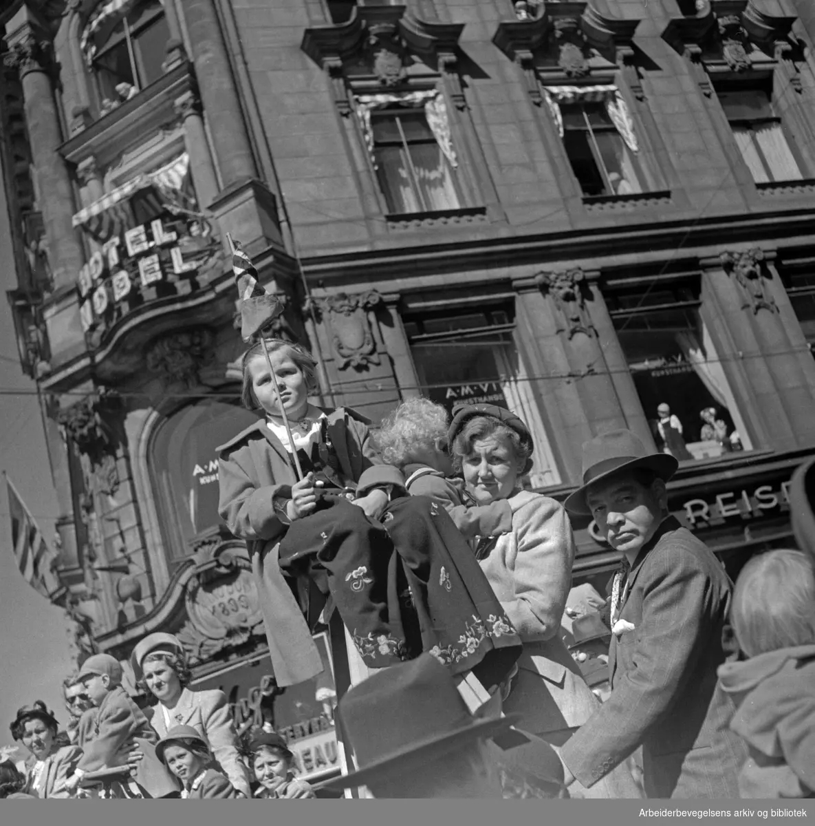 Tilskuere. Barnetoget. Hotel Nobel. Hjørnet av Rosenkrantzgate og Karl Johans gate. 17. mai 1951.