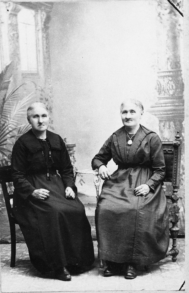 Tvillingsøstrene Anna Taksdal g. Grødem og Ragnhild Taksdal g. Egeland 
f. 02.07.1864.