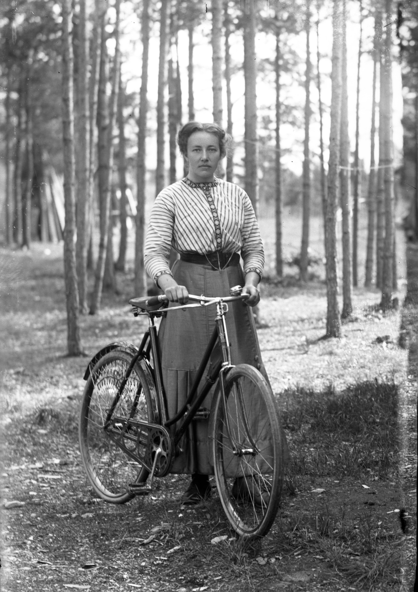 Kvinne med sykkel - Inger Sørhuus (født 1890)