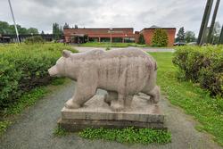 Bjørneskulptur i granitt, utført av billedhoggeren Skule Wak