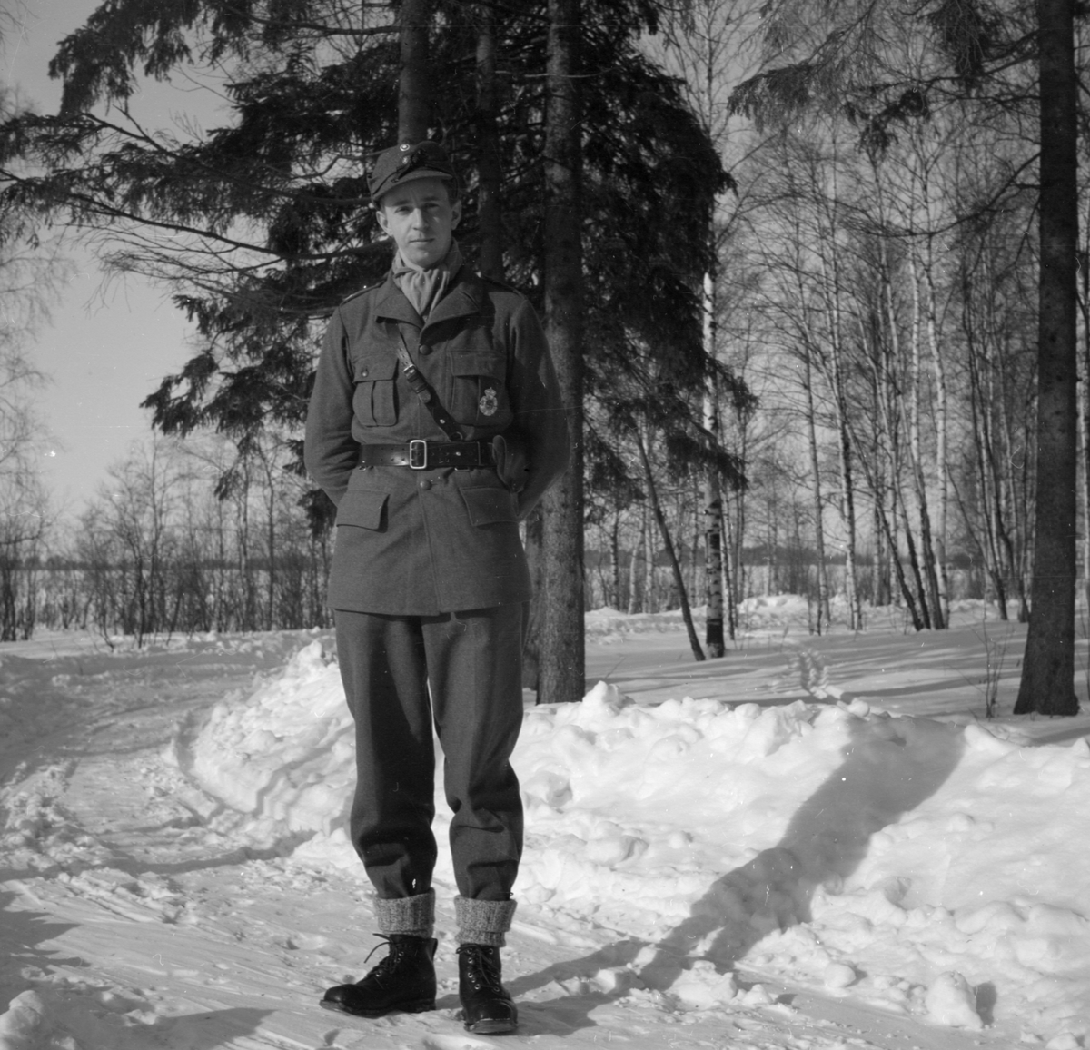 Porträttfoto av Åke Mörne vid Svenska frivilligkåren i Finland, F 19 utomhus.