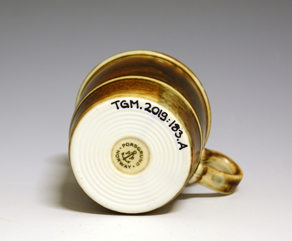 Kaffekopp i tykt porselen. Formgitt av Eystein Sandnes.
Modell: Eystein
Dekor: Lava
