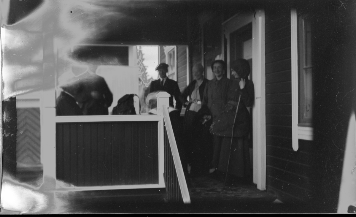 Personer på veranda - bolig Karenus Sørhuus