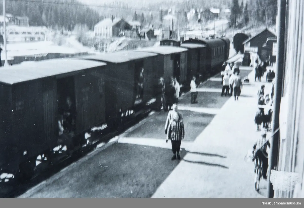 Persontog, trolig i forbindelse med påske, på Rødberg stasjon. På grunn av mangel på personvogner og stor trafikk ble toget fremført med godsvogner. Godsvognene var utstyrt med benker for persontransport.