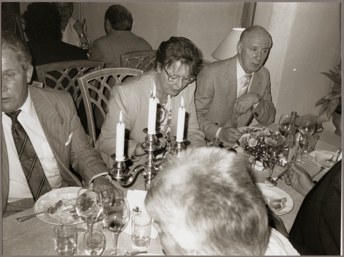 Deltagare från Trafikaktiebolaget Grängesberg - Oxelösunds Järnvägar, TGOJ-dagen avnjuter middag på restaurang Storhusqvarn i Nyköping den 31 maj 1991.