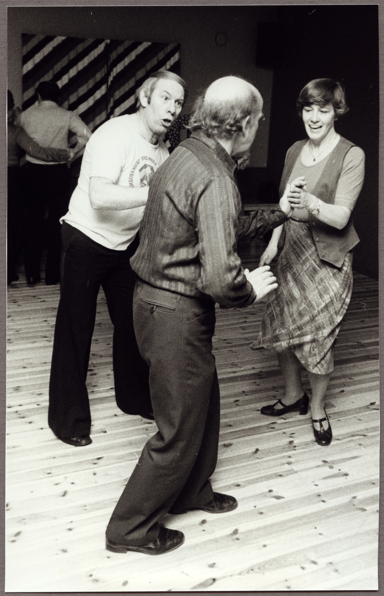 Danslärare Sven Lilja instruerar Arne och Kerstin Andersson i jitterbug.