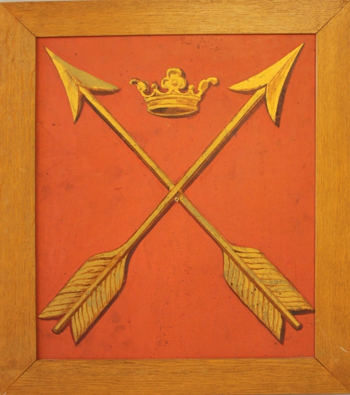 Dörrspegel med dekalkomani (tryck) av Dalarnas vapen, gult på röd botten, inramad.