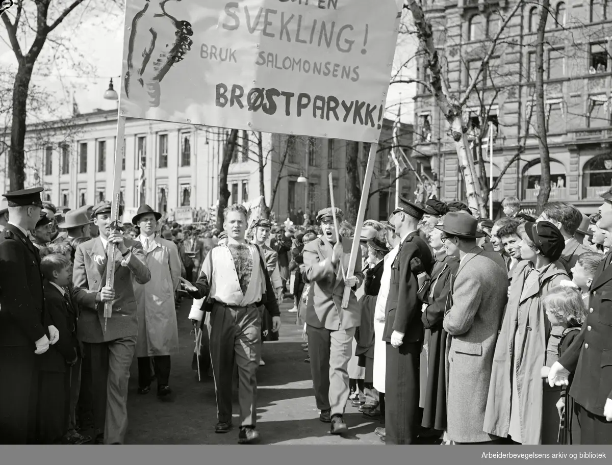Russefeiring. Plakat med teksten: Vær ikke en svekling, bruk Salomonsens brøstparykk. Prins Harald til venstre i bildet. 17. mai 1955.