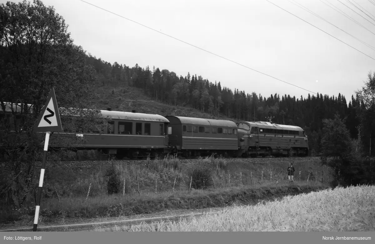 Diesellokomotiv Di 3 613 med dagtoget fra Bodø til Trondheim syd for Grong stasjon.