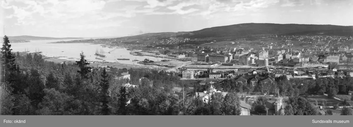 Två bilder med vy tagen från norra Berget söderut över hamninloppet och centrala delar av Sundsvall. Bild 3 visar ett försök till ihopmontering av de bägge.