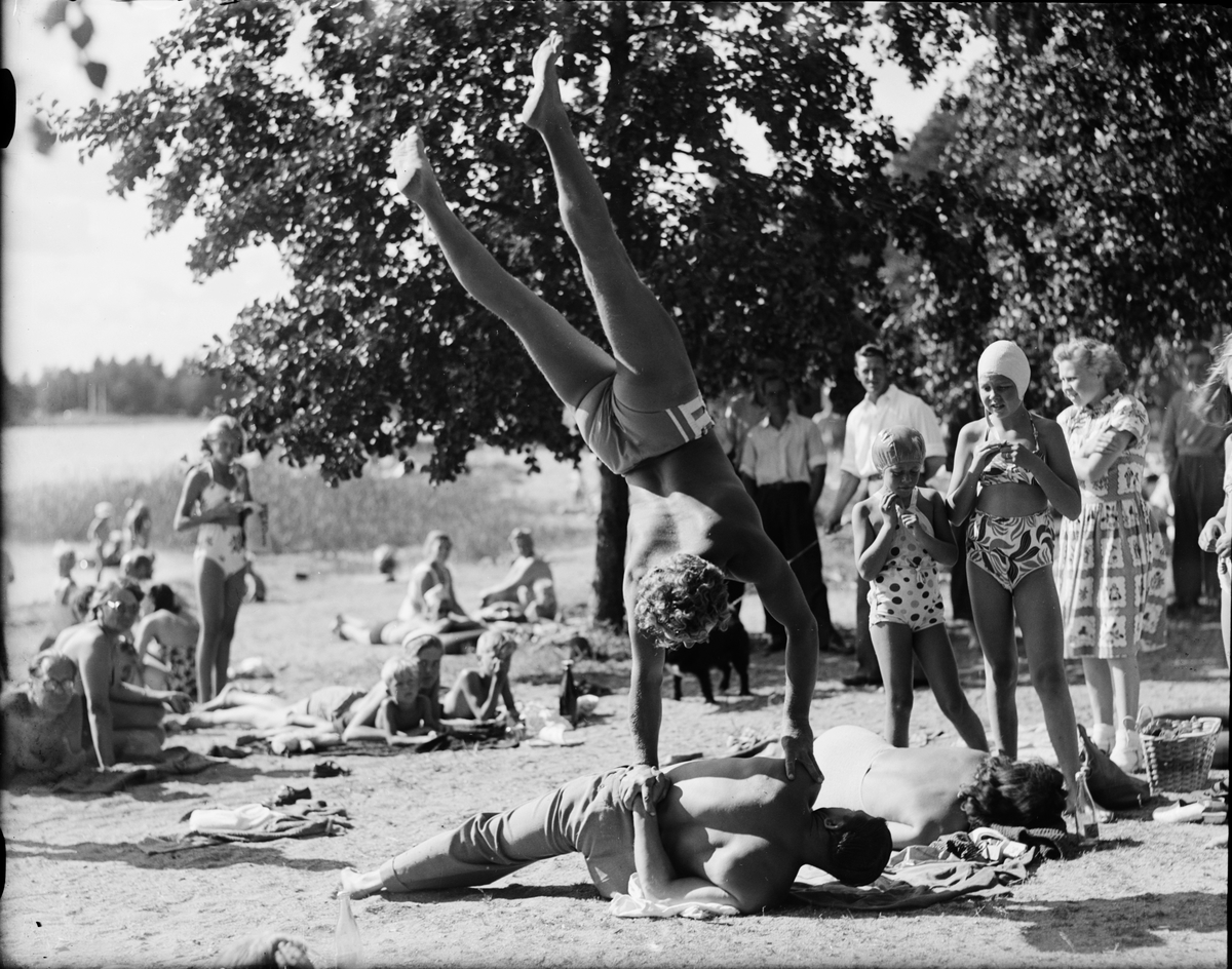 Akrobatik på stranden, Krutudden, Östhammar, Uppland 1953