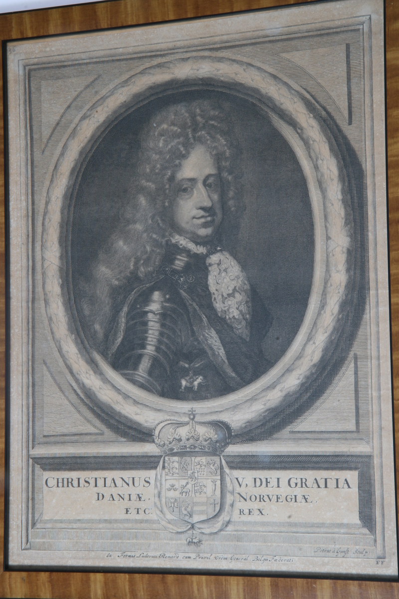 Glass, brun og sort ramme, portrett i laubærkrans av Christian V.