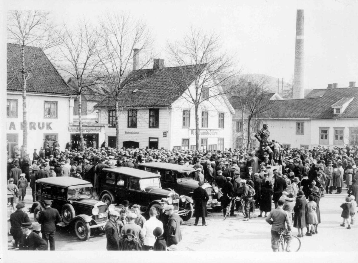 Repro: Arbeidere i demonstrasjon, Torgslaget på Lilletorget i Lillehammer 25. april 1931