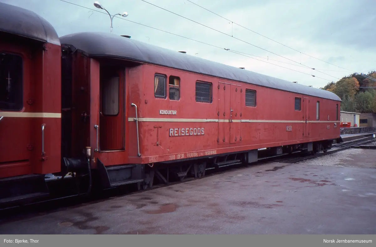 Post- og reisegodsvogn litra DF30 nr. 21313 i hurtigtog 353 Dombås-Åndalsnes på Bjorli stasjon
