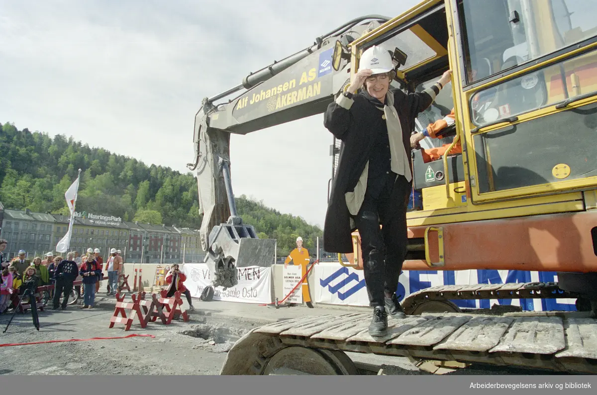 Oslo: Loenga bru. Tidligere miljøvernminister Sissel Rønbeck satt bak spakene på betongknuseren da rivingen av Loenga Bru startet. 21. mai 1996