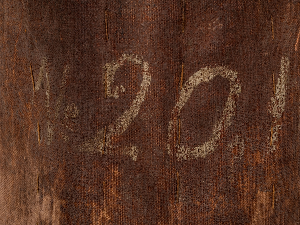 Brandhink, cylindrisk av segelduk, rödmålad, märkt No 20 1sta qv.