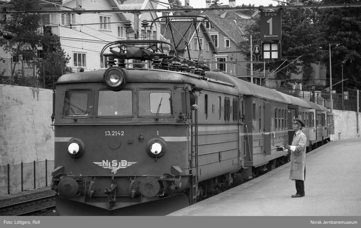 Elektrisk lokomotiv El 13 2142 med ettermiddagsekspressen til Oslo V, tog 74, på Stavanger stasjon.