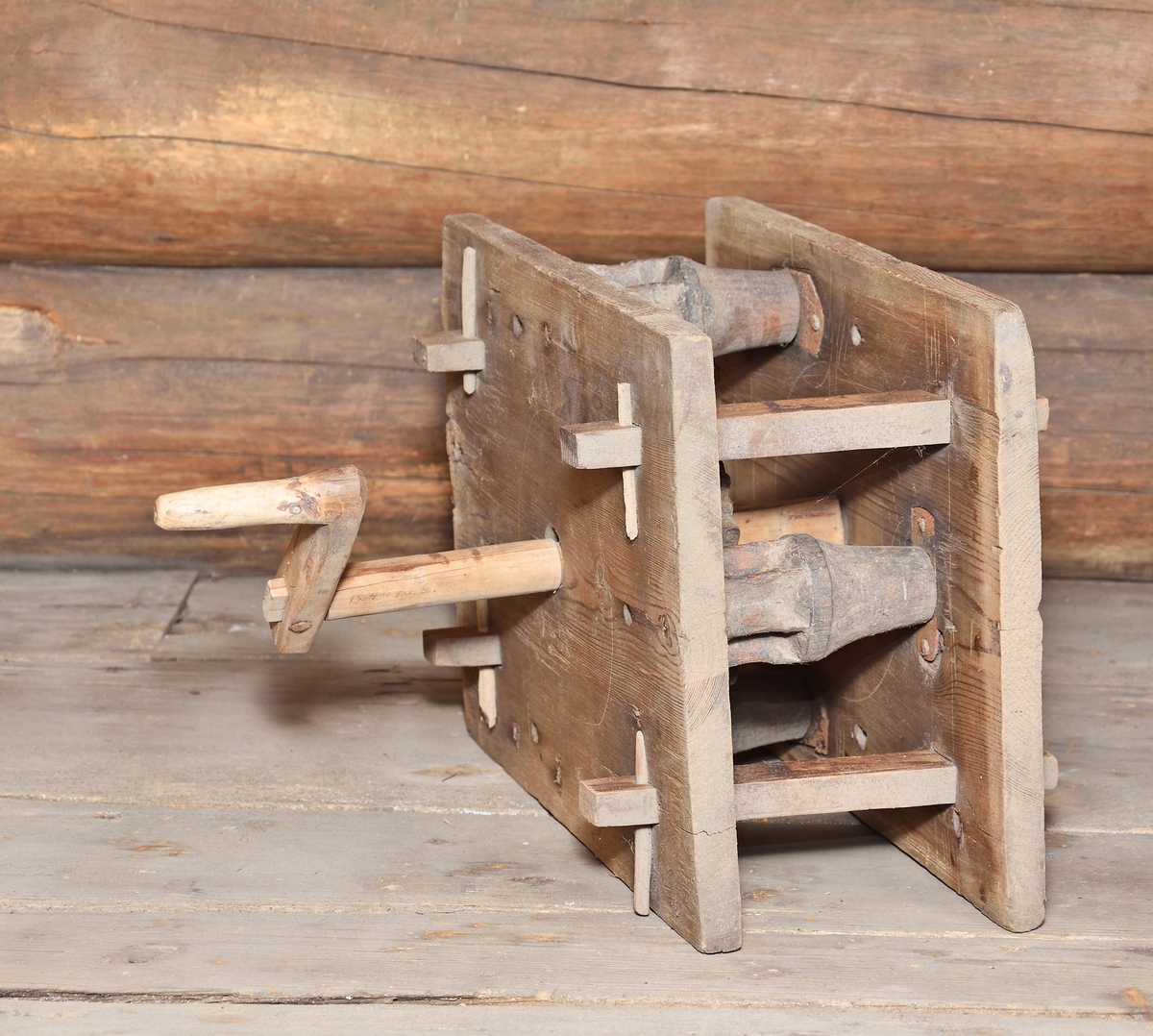 Geskär av trä, (A) tvinningsmaskin, för repslageri, med fäste för tre kardeler. Drivkonstruktion sammanfogad i två rektangulära plana plattor med fyra slåar. Inuti ett större kugghjul som drivs med en vevaxel. Det större kugghjulets kuggtänder driver i sin tur tre mindre kugghjul för högre varvtal. De tre mindre kugghjulen är fästa på svarvade flaskformade nav som driver tre järnkrokar i ändarna. De tre järnkrokarna fungerar som fästen för kardeler. Till geskär hör en platt konformad tvinnsticka av trä (B) med tre skåror, två på ovandelen och en på underdelen.

