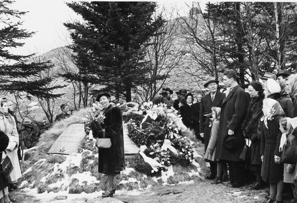 Frå 100 års jubileet for Arne Garborg. Sigrid Garborg legg ned blomarpå grava til Hulda Garborg.