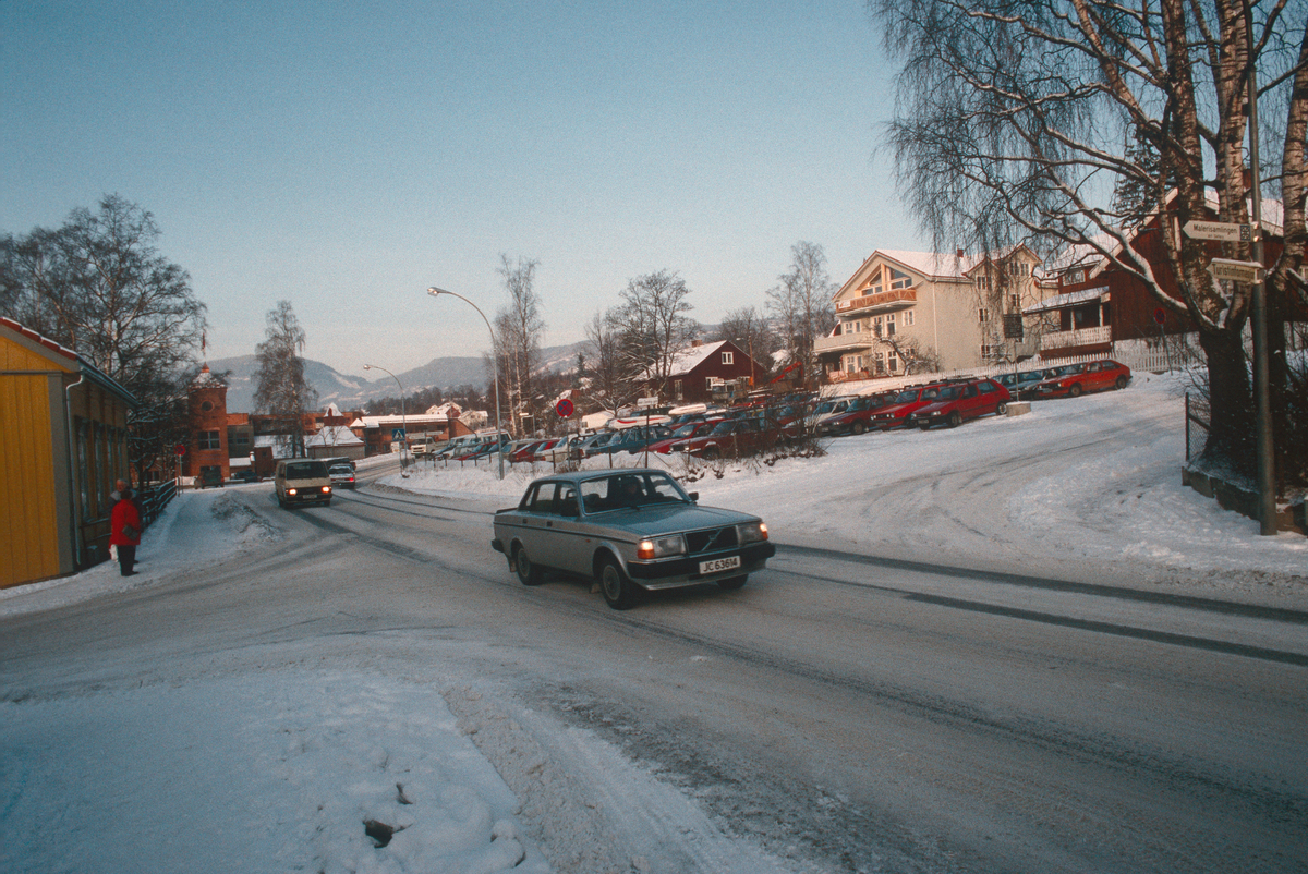 Lillehammer.  Krysset Anders Sandvigs gate / Fossvegen / Bryggerigata.  Parkeringsplassen i bakgrunnen skal bebygges med boliger.  Sett mot nord.