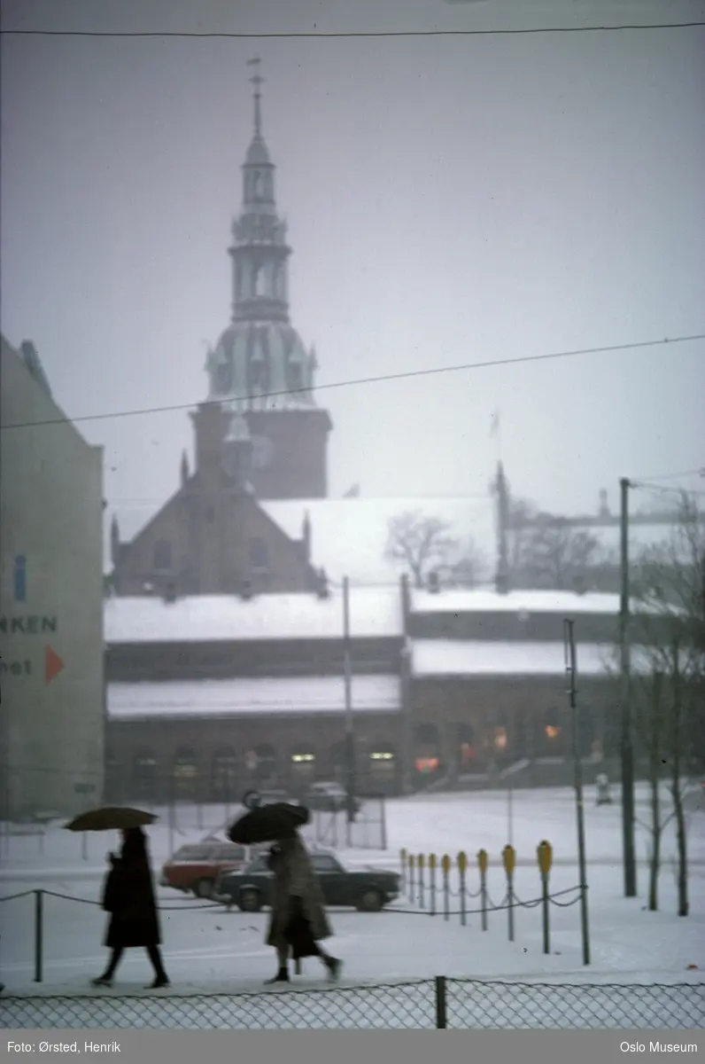 parkeringsplass, parkometere, kvinner, paraplyer, snøvær, forretningsgård, basarer, Oslo Domkirke