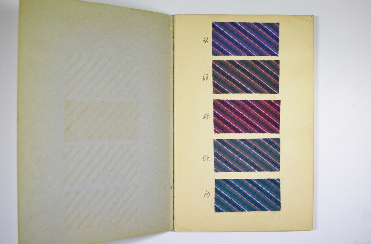 Hefte med utfoldbare sider hvor stoffprøver er limt inn. Heftet viser stoffer med kvalitet Albion og flere ulike design/farger av dette mønsteret.