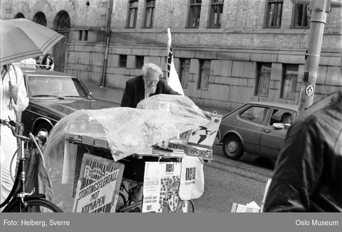 plass, mann, politisk aktivist, vogn med informasjonsmateriell, plakater og jakkemerker for politiske saker og humanitære formål, Stortingsbygningen