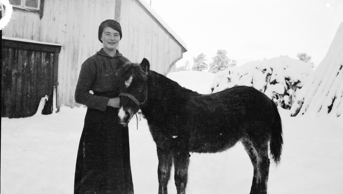 Kvinne med liten hest