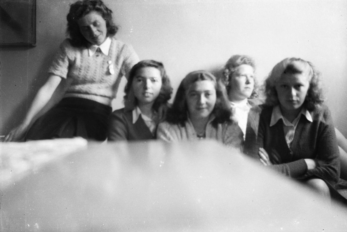 Gruppeportrett av fem unge damer.