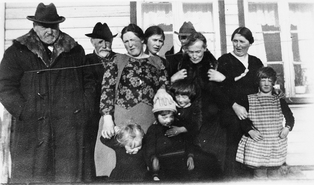 Familien samla på Løge vestre i 1932 i barnedåpen til Sven Ødegård. 
F. v. : Sven Ødegård, Gunnleiv Garpestad, Astri Ødegård, Lisbeth Stavnem Time, ein mann, Anna Garpestad, Kristi Ødegård.
Framme står 4 born.