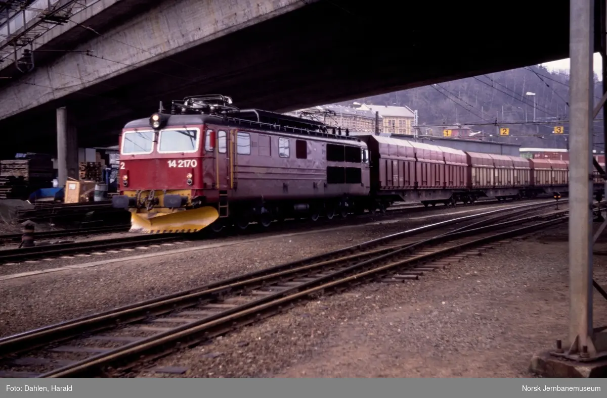 Elektrisk Lokomotiv El 14 2170 Med Godstog Flistog På Loenga I Oslo Norsk Jernbanemuseum 