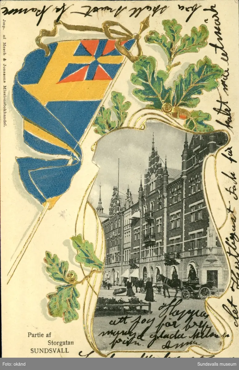 Vykort med bild över parti av Storgatan, det vänstra övre hörnet har utsmyckats med unionsflaggan.