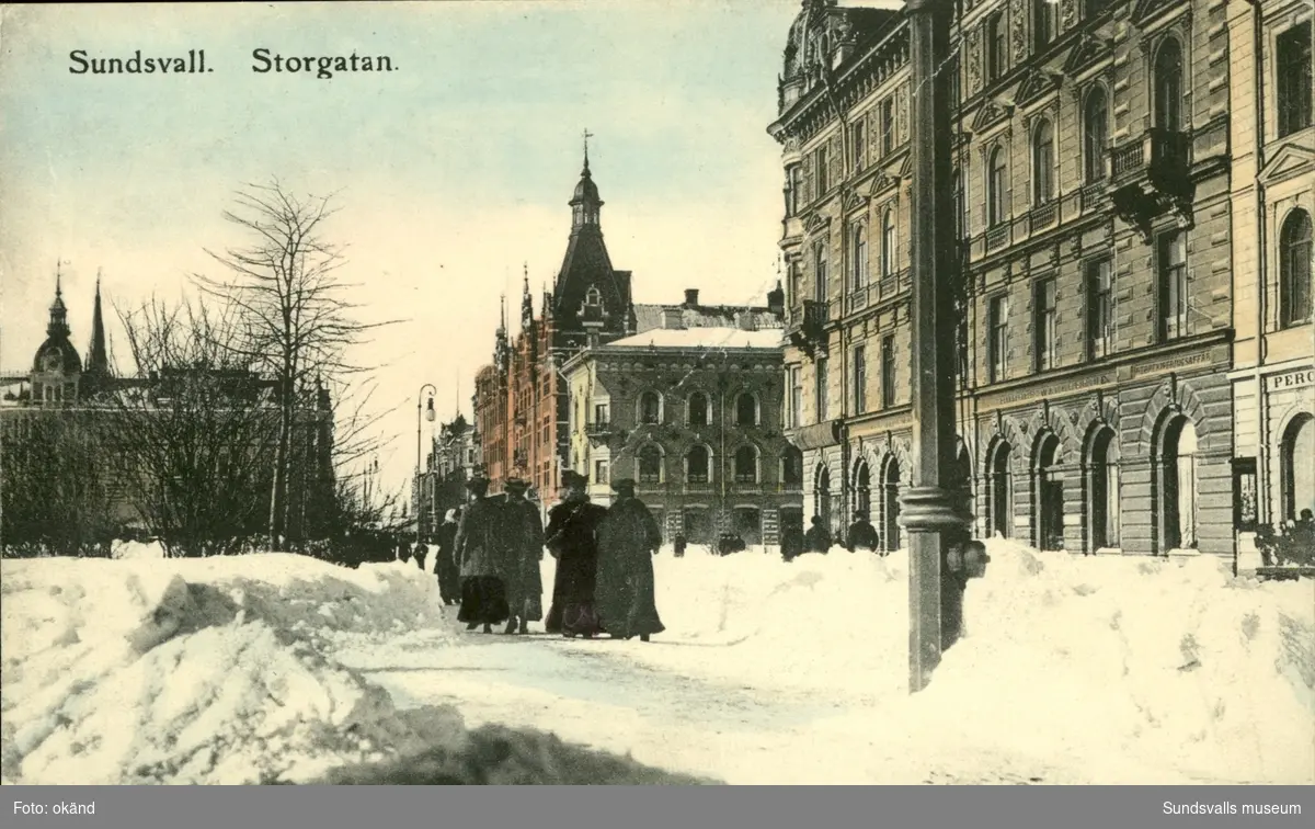 Vykort med vintermotiv över Storgatan i Sundsvall.