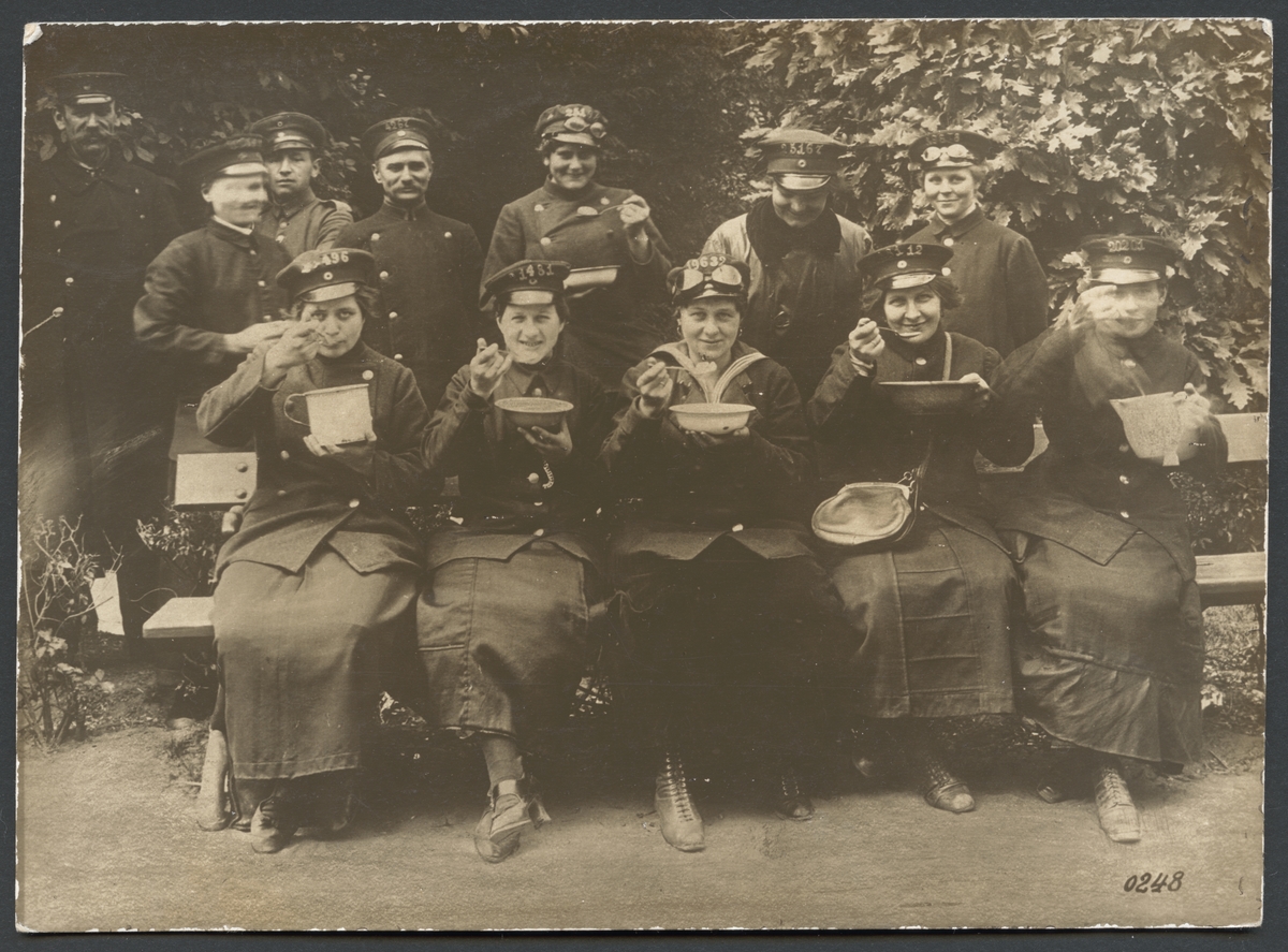 Denna grupporträtt visar kvinnliga konduktörer som äter lunch.