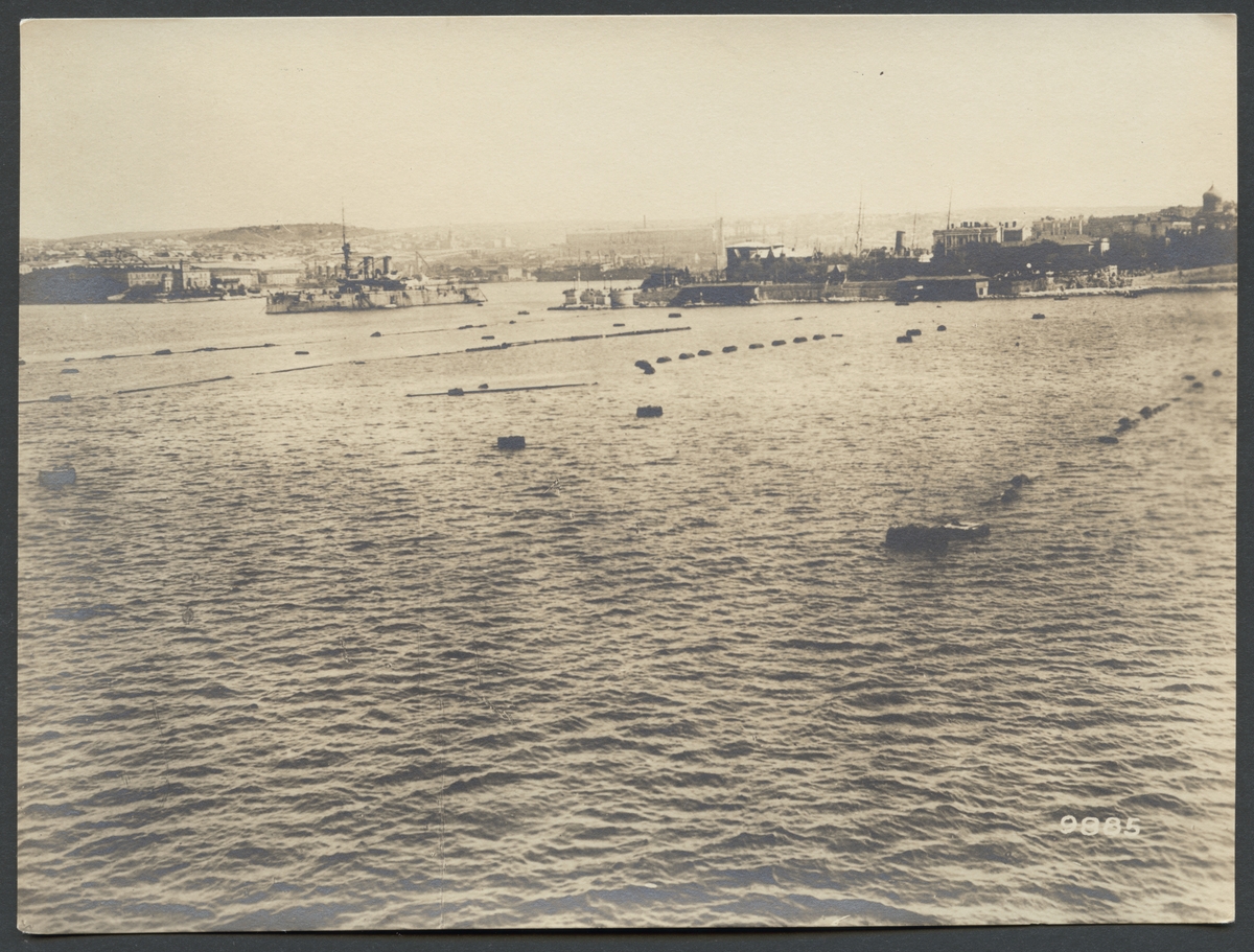 Bilden föreställer en vy över hamnen i Sevastopol med fartyg från den ryska örlogsflottan.